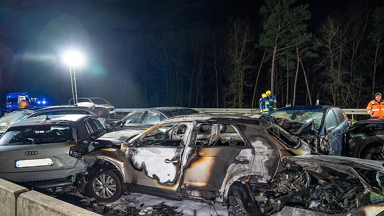 Nach Massenkarambolage auf A3: Einsatzleiter berichtet von "grausamen, verstörenden" Bildern