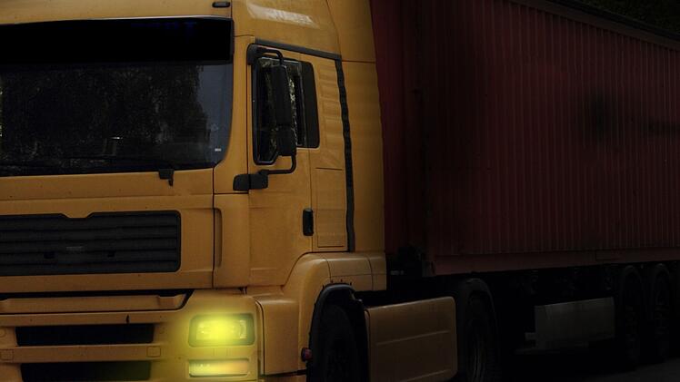 A70 bei Stadelhofen: Lkw-Fahrer sperrt sich "leicht bekleidet" aus - Hilferuf in Unterwäsche
