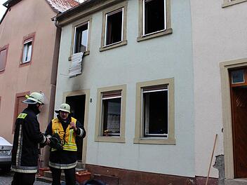 Feuerwehr-Kommandant Fred Mahler (gelbe Weste)  und seine Kollegen hatten das Feuer schnell unter Kontrolle.  Foto: Pfannes