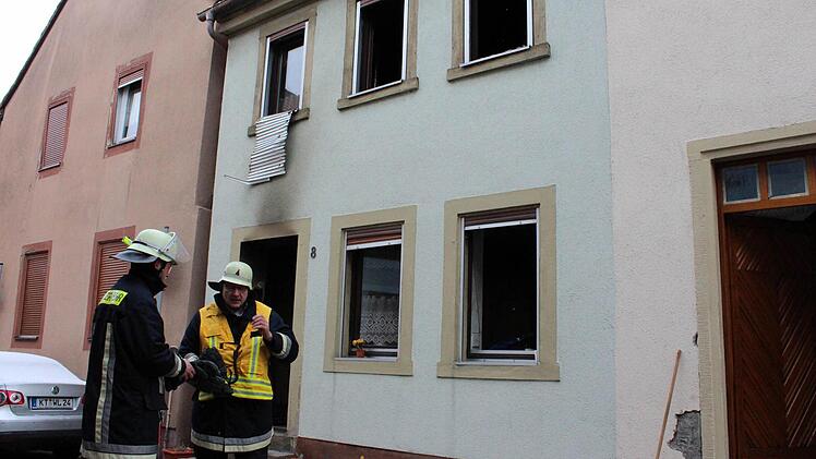 Feuerwehr-Kommandant Fred Mahler (gelbe Weste)  und seine Kollegen hatten das Feuer schnell unter Kontrolle.  Foto: Pfannes