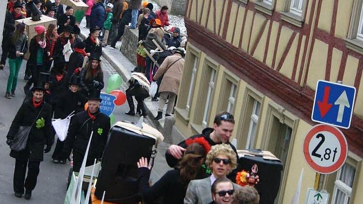 Der Gaudiwurm zieht durch die Bachgasse.