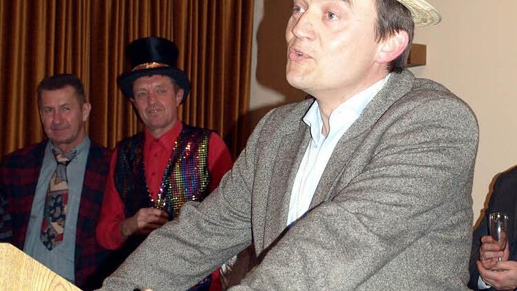 Der Zweite Bürgermeister der Stadt Wallenfels, Jens Korn, mit "Geistesblitzhut" berichtet von den Vorzügen von Wallenfels.