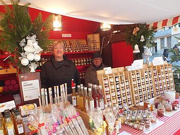 Die Großenseebacherin Irmgard Krammer bietet in ihrem Stand am Christkindlesmarkt in Nürnberg auch ungewöhnliche Kominationen für Fruchtaufstriche an. Foto: Manfred Welker