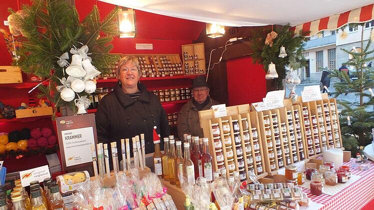 Die Großenseebacherin Irmgard Krammer bietet in ihrem Stand am Christkindlesmarkt in Nürnberg auch ungewöhnliche Kominationen für Fruchtaufstriche an. Foto: Manfred Welker