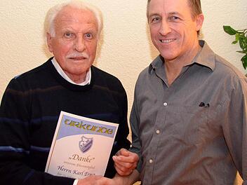 Seit 75 Jahren ist Karl Ernst Mitglied. Vorsitzender Wolfgang Werner überreichte eine Urkunde. Foto: Peter Rauch