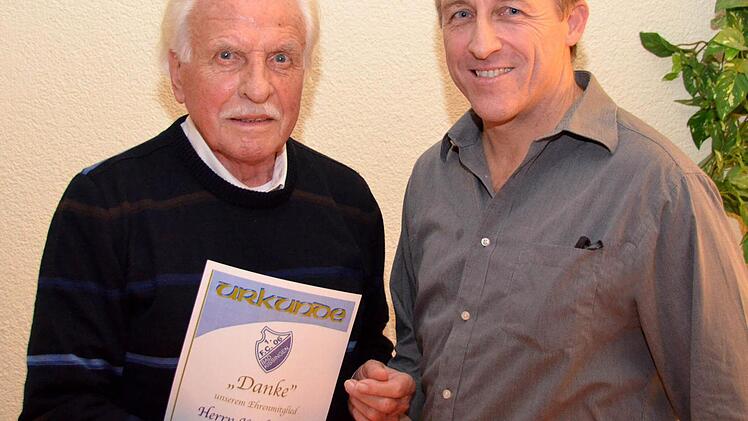 Seit 75 Jahren ist Karl Ernst Mitglied. Vorsitzender Wolfgang Werner überreichte eine Urkunde. Foto: Peter Rauch