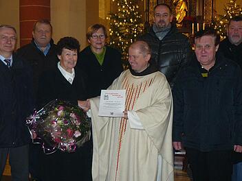 Pater Alard (vorne, Zweiter von rechts) dankte Kirchenpflegerin Renate Holhut (vorne, Zweite von links) für ihre Tätigkeit für die Pfarrei. Weiter im Bild (von links) Armin Helbig, Karl Schott von der Kirchenverwaltung, Pfarrgemeinderatsvorsitzende Irmgard Holhut, Holger Manz (Kirchenverwaltung), Bürgermeister Hans-Joachim Hösch und der neue Kirchenpfleger Waldemar Hebda. Foto: Klaus-Peter Wulf