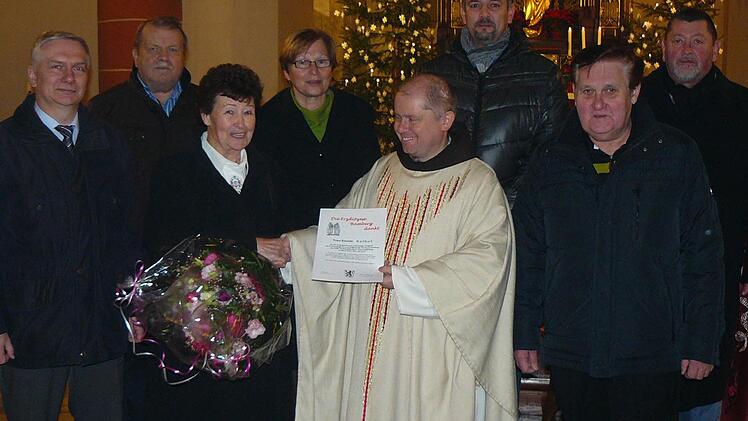 Pater Alard (vorne, Zweiter von rechts) dankte Kirchenpflegerin Renate Holhut (vorne, Zweite von links) für ihre Tätigkeit für die Pfarrei. Weiter im Bild (von links) Armin Helbig, Karl Schott von der Kirchenverwaltung, Pfarrgemeinderatsvorsitzende Irmgard Holhut, Holger Manz (Kirchenverwaltung), Bürgermeister Hans-Joachim Hösch und der neue Kirchenpfleger Waldemar Hebda. Foto: Klaus-Peter Wulf