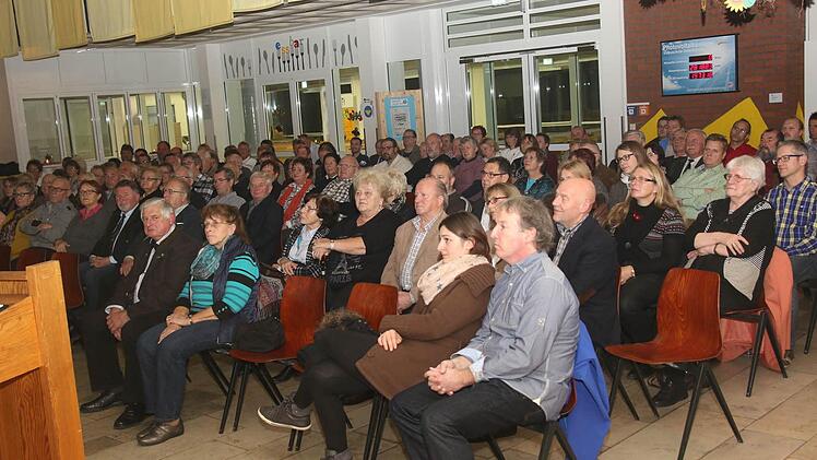 Die von den Vereinen abgesandten Ehrenamtlichen füllten die gesamte Aula der Schule. Foto: Michael Stelzner