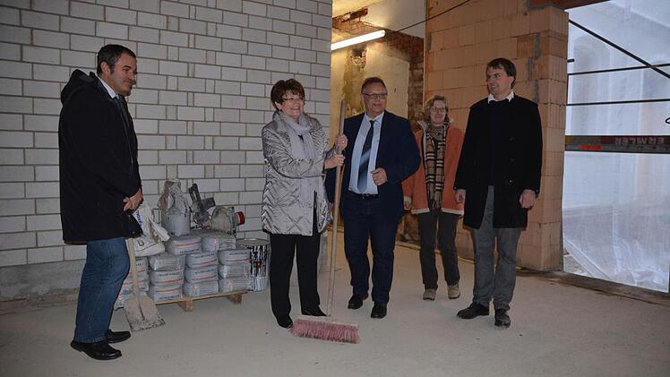 Rundgang durch die Baustelle (von links): Rainer Maier, Leiter der VHS, Elke Protzmann, Martin Stingl, Michaela Probst-Steinmann und Architekt Florian Kirfel.