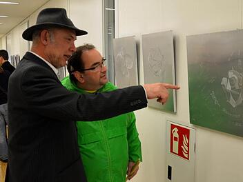 Norbert Steppan (links im Bild) erläutert einem Besucher eine seiner Arbeiten.  Foto: Andrea Spörlein