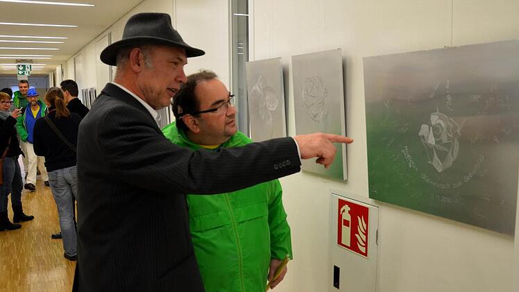 Norbert Steppan (links im Bild) erläutert einem Besucher eine seiner Arbeiten.  Foto: Andrea Spörlein