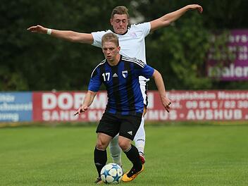 Die beiden Torschützen im Duell: Sven Wieczorek (vorn) traf in der zweiten Halbzeit zum 1:1-Ausgleich, Andre Jerundow hatte zuvor die 1:0-Führung der Gäste erzielt.  Fotos: Sebastian Baumann