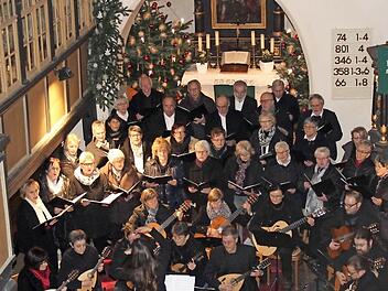Der Chor Waldeslust Zeckern mit dem Orchester "musica a corda" Fotos: Johanna Blum