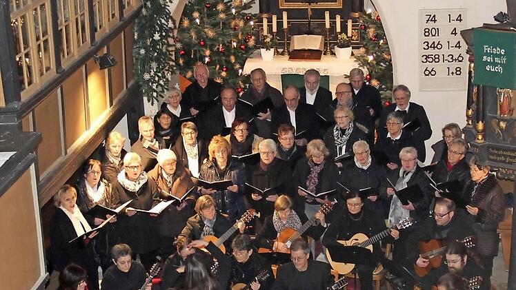 Der Chor Waldeslust Zeckern mit dem Orchester "musica a corda" Fotos: Johanna Blum