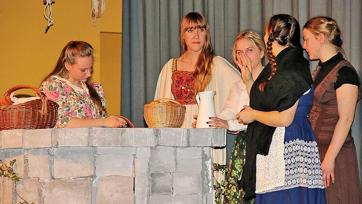 Die Frauen am Brunnen sind sich einig: Sie wollen lieber sterben oder Münnerstadt verlassen, als dem neuen Glauben abzuschwören. Foto: Dieter Britz