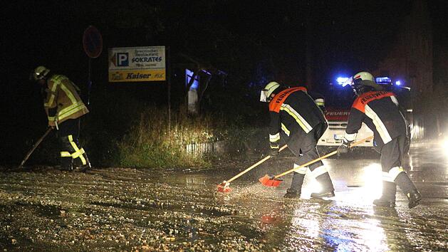 Die Feuerwehr musste in Buckenhofen die Straße von angeschwemmtem Schlamm säubern.  Foto: News 5, Herse