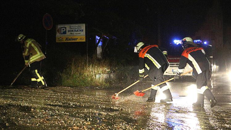 Die Feuerwehr musste in Buckenhofen die Straße von angeschwemmtem Schlamm säubern.  Foto: News 5, Herse