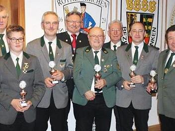 Nach dem Sebastiani-Schießen wurden Pokale überreicht (v. l.): Zweiter Schützenmeister Wolfgang Bergmann, Bastian Tumbach (SG Rothenkirchen), Frank Zapf (SV Friedersdorf), Bürgermeister Hans Pietz, Sebastiani-Pokalsieger Otto Trinkwalter (SV Förtschendorf), Schützenmeister Reinhold Wolf, Michael Reuth von der Siegermannschaft SG Pressig und Harald Scherbel (SV Förtschendorf). Foto: K.- H. Hofmann