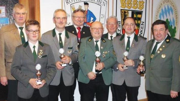 Nach dem Sebastiani-Schießen wurden Pokale überreicht (v. l.): Zweiter Schützenmeister Wolfgang Bergmann, Bastian Tumbach (SG Rothenkirchen), Frank Zapf (SV Friedersdorf), Bürgermeister Hans Pietz, Sebastiani-Pokalsieger Otto Trinkwalter (SV Förtschendorf), Schützenmeister Reinhold Wolf, Michael Reuth von der Siegermannschaft SG Pressig und Harald Scherbel (SV Förtschendorf). Foto: K.- H. Hofmann