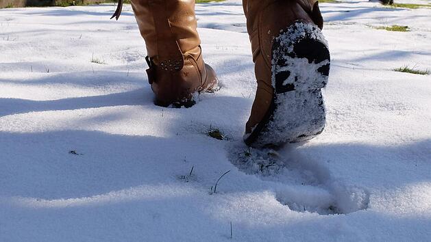 So schön ein Spaziergang durch die verschneite Winterlandschaft sein kann -  Bauhofmitarbeiter und  Landwirte haben einen anderen Blick auf den Winter. Björn Hein