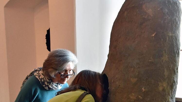 Wer sich auf die Suche nach dem Geheimnis der blauen Farbe begeben möchte, kann in eine der röhrenartigen Skulpturen von Gerd Kanz hineinsehen. In sie fällt Licht von oben ins Innere und eröffnet blaue Welten.Ulrike Langer