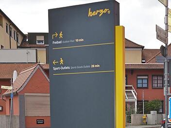 Auf dem Stadtplan von zehn Stelen in der Innenstadt haben sich Fehler eingeschlichen.  Foto: Bernhard Panzer