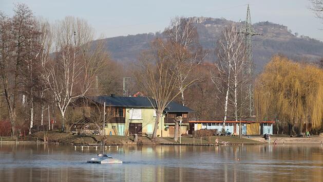 Noch liegt der  Ebensfelder Badesee in der Winterruhe. Normalerweise &auml;ndert sich das im Fr&uuml;hsommer, denn das Gew&auml;sser ist ein beliebter Treffpunkt f&uuml;r Menschen aus der Umgebung. Ob das Naturbad allerdings in diesem Jahr ge&ouml;ffnet werden kann, ist zum jetzigen Zeitpunkt noch unklar.Matthias Einwag