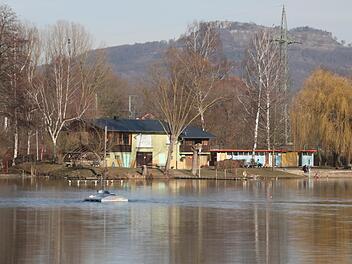 Noch liegt der  Ebensfelder Badesee in der Winterruhe. Normalerweise ändert sich das im Frühsommer, denn das Gewässer ist ein beliebter Treffpunkt für Menschen aus der Umgebung. Ob das Naturbad allerdings in diesem Jahr geöffnet werden kann, ist zum jetzigen Zeitpunkt noch unklar.Matthias Einwag