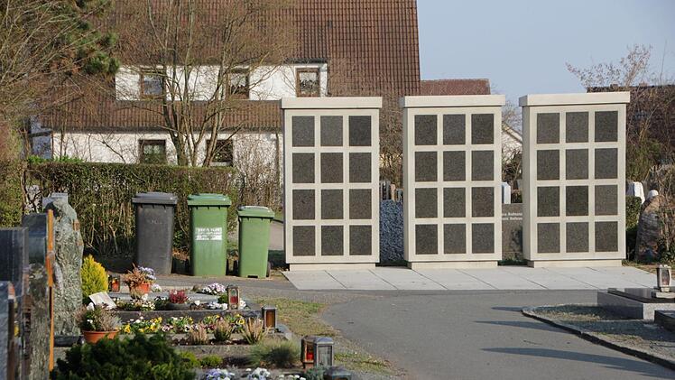 Die Mülltonnen neben der Urnenwand sorgen für Ärger.