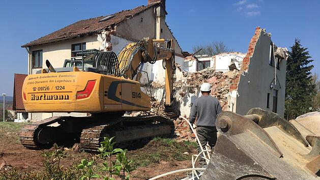 In Haard wird das ehemalige Lehrerwohnhaus abgerissen. Hier sollen g&uuml;nstige Mietwohnungen gebaut werden. Foto: Kerstin V&auml;th
