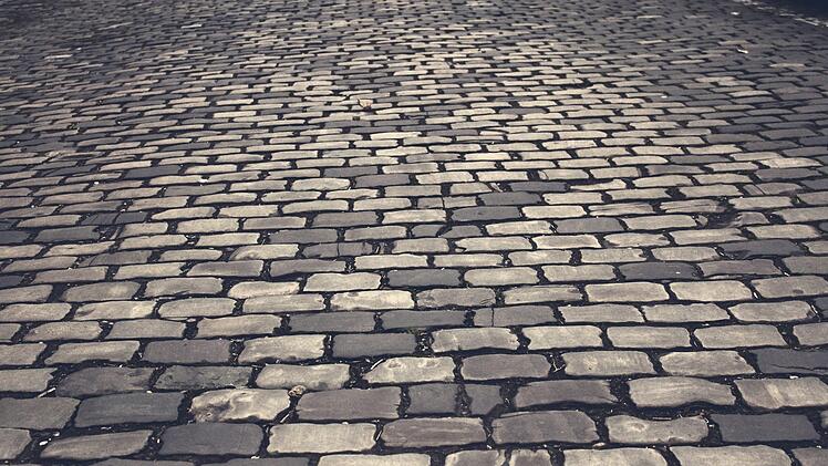 Im Landkreis Main-Spessart ist ein M&auml;dchen (3) aus dem Fenster gefallen. Nach dem Sturz aus sechs Metern H&ouml;he landete das M&auml;dchen erst auf einer Mauer und schlug danach auf dem Kopfsteinpflaster auf. Symbolfoto: pixabay/pexels.com