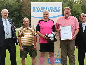 Die Verantwortlichen vom FC Reichenbach freuen sich über die Silberne Raute (vorne links: Kreisvorsitzender Rainer Lochmüller, die FC-Vorstandsmitglieder Erwin Reiter, Klaus Katzenberger, Andreas Trägner sowie Kreisehrenamtsbeauftragter Klaus Eisenmann. Foto: Heiko Heinisch