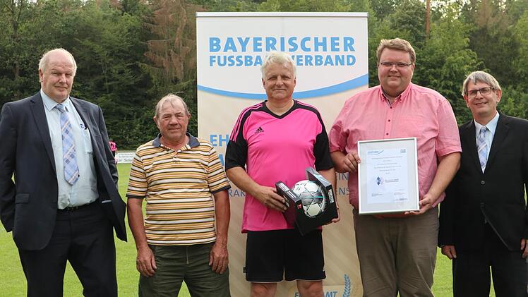 Die Verantwortlichen vom FC Reichenbach freuen sich über die Silberne Raute (vorne links: Kreisvorsitzender Rainer Lochmüller, die FC-Vorstandsmitglieder Erwin Reiter, Klaus Katzenberger, Andreas Trägner sowie Kreisehrenamtsbeauftragter Klaus Eisenmann. Foto: Heiko Heinisch