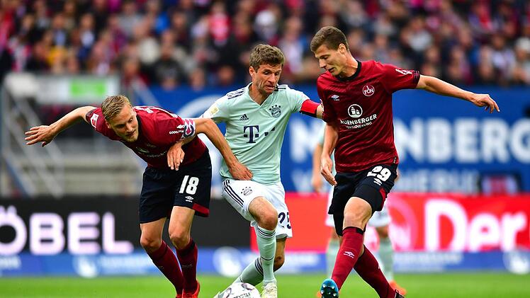 m Max-Morlock-Stadion muss sich Thomas Müller im Januar 2020 unter anderem gegen die Nürnberger  Hanno Behrens und Patrick Erras durchsetzen. Symbolfoto: Matthias Merz/dpa