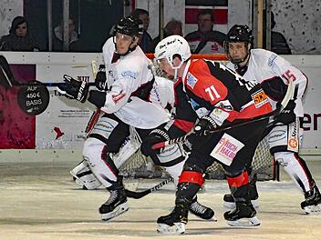 Weißschwarz statt Rotschwarz: Anton Zimmer (im Vordergrund) hat sich für seinen neuen Verein, dem EHC Königsbrunn, als echte Verstärkung erwiesen. Foto: Hopf