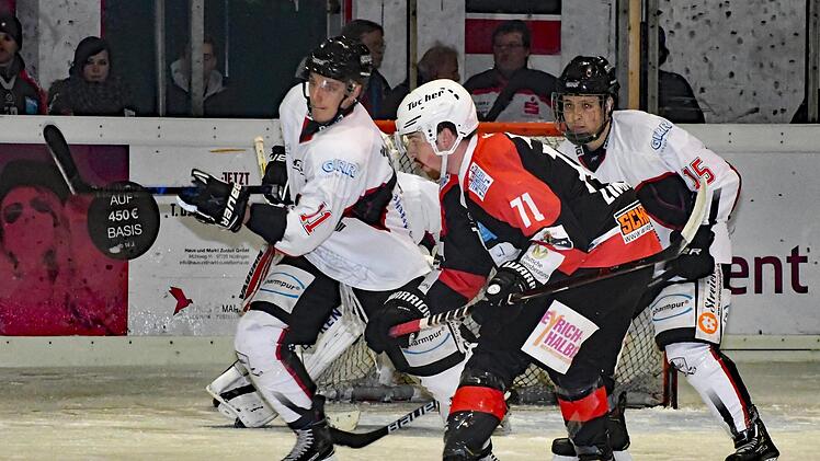 Weißschwarz statt Rotschwarz: Anton Zimmer (im Vordergrund) hat sich für seinen neuen Verein, dem EHC Königsbrunn, als echte Verstärkung erwiesen. Foto: Hopf