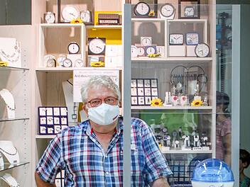 Gerd Porzky (am Tresen seines Geschäfts) macht sich schon Gedanken über Alternativen.  Fotos: Hans Kurz
