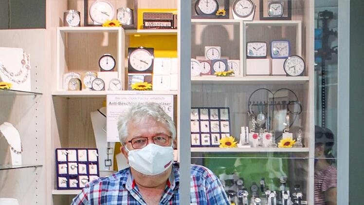 Gerd Porzky (am Tresen seines Geschäfts) macht sich schon Gedanken über Alternativen.  Fotos: Hans Kurz