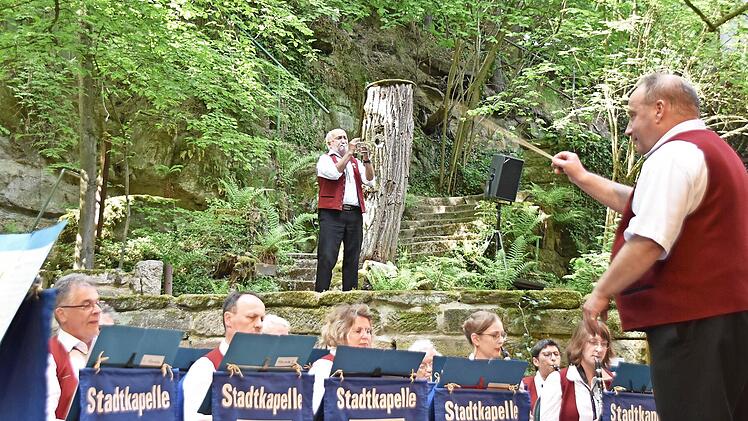 Wolfgang "Timmi" Diehm spielte den "Mitternachtsblues", rechts im Bild Ehrendirigent Thomas Besand.