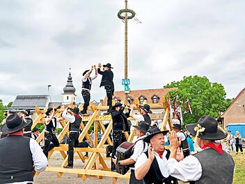 Am Samstagnachmittag l&auml;dt die Stegauracher Maurer- und Bauhandwerkerzunft zum Kerwasbaumaufstellen ein. Gemeinde Stegaurach