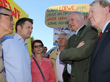 Ministerpräsident Horst Seehofer (Zweiter von rechts) und MdB Hans Michelbach (rechts) im Gespräch mit (von links) Jürgen Apfel (IG Metall)und den Loewe-Betriebsräten Christian Alber und Karin Wachter Mit im Bild: Landtagsabgeordneter Ludwig Freiherr von Lerchenfeld. Foto: Matthias Hoch
