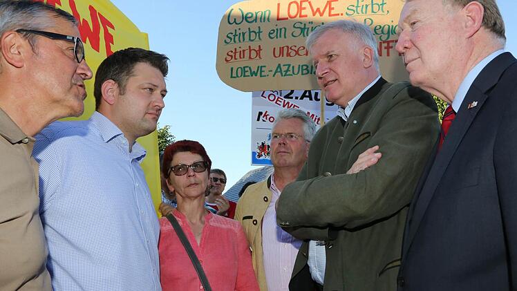 Ministerpräsident Horst Seehofer (Zweiter von rechts) und MdB Hans Michelbach (rechts) im Gespräch mit (von links) Jürgen Apfel (IG Metall)und den Loewe-Betriebsräten Christian Alber und Karin Wachter Mit im Bild: Landtagsabgeordneter Ludwig Freiherr von Lerchenfeld. Foto: Matthias Hoch