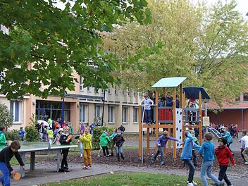 Auch der Pausenhof zwischen Grund- und Mittelschule wird saniert. Der Spielbereich wird belassen, wie er ist. Wegen der guten Nutzung sind sogar zusätzliche Geräte vorgesehen sowie zwei weitere Bäume.  Foto: Markus Reeh