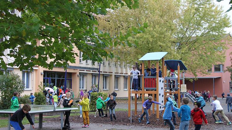 Auch der Pausenhof zwischen Grund- und Mittelschule wird saniert. Der Spielbereich wird belassen, wie er ist. Wegen der guten Nutzung sind sogar zusätzliche Geräte vorgesehen sowie zwei weitere Bäume.  Foto: Markus Reeh