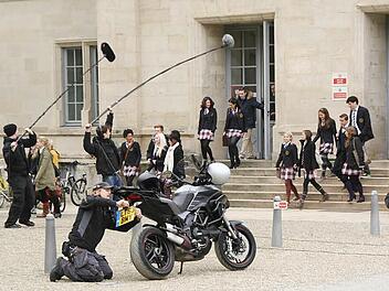 Die Ehrenburg tut hier so, als ob sie ein britisches Internat wäre: Hier wurden Szenen für die zwei Teile der Edelstein-Trilogie von Kerstin Gier gedreht, für "Rubinrot" und "Saphirblau". Bei "Smaragdgrün", das in diesem Jahr gedreht wird, kann die Ehrenburg nicht mitspielen, weil sie eingerüstet ist. Die Filmleute kommen aber trotzdem nach Coburg.Foto: Christiane Lehmann/CT-Archiv
