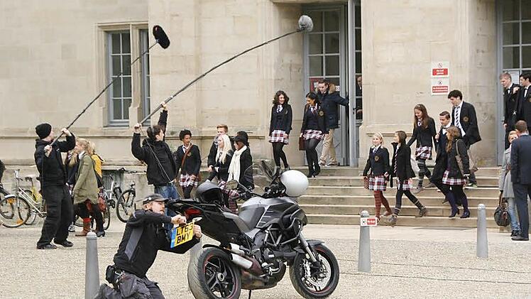 Die Ehrenburg tut hier so, als ob sie ein britisches Internat wäre: Hier wurden Szenen für die zwei Teile der Edelstein-Trilogie von Kerstin Gier gedreht, für "Rubinrot" und "Saphirblau". Bei "Smaragdgrün", das in diesem Jahr gedreht wird, kann die Ehrenburg nicht mitspielen, weil sie eingerüstet ist. Die Filmleute kommen aber trotzdem nach Coburg.Foto: Christiane Lehmann/CT-Archiv