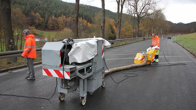 Die Fräsrillen wurden von einer Spezialfirma in den Asphalt geritzt. Foto: Friedwald Schedel