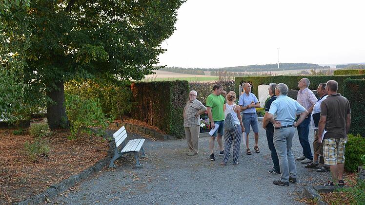 Bei einem Vor-Ort-Termin am Friedhof verschaffte man sich einen Überblick über die geplanten Maßnahmen.  Foto: Björn Hein