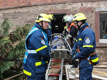 Die THW-Helfervereinigung erweitert die Ausstattung, um bei Übungen und Einsätzen ausgerüstet zu sein. Unser Foto zeigt ein Übungsszenario mit der Rettung eines Verletzten. Fotos: Stefan Geiger